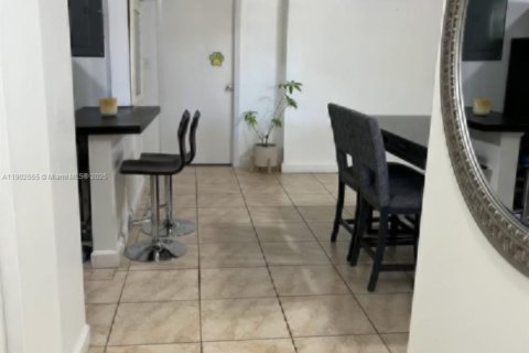 Condo in Miami, Florida, 2 bedrooms  № 1953943 - photo 12