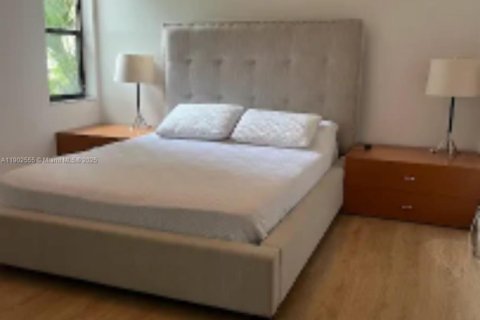 Condo in Miami, Florida, 2 bedrooms  № 1953943 - photo 7