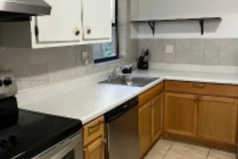 Condo in Miami, Florida, 2 bedrooms  № 1953943 - photo 18