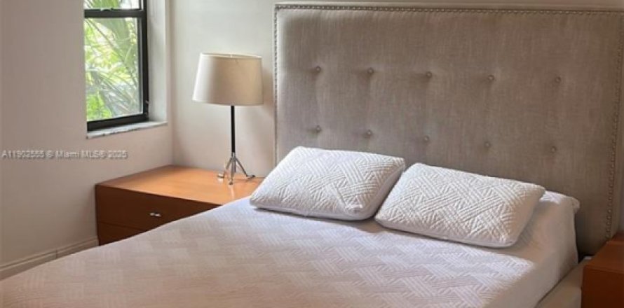 Condo in Miami, Florida, 2 bedrooms  № 1953943