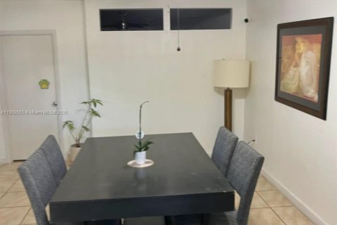 Condo in Miami, Florida, 2 bedrooms  № 1953943 - photo 14