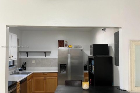 Condo in Miami, Florida, 2 bedrooms  № 1953943 - photo 16