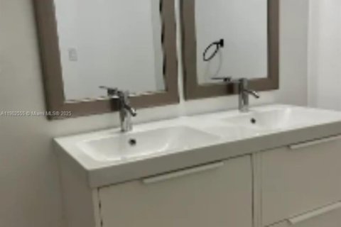 Condo in Miami, Florida, 2 bedrooms  № 1953943 - photo 5