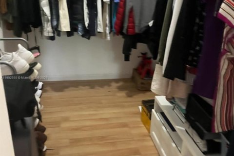 Condo in Miami, Florida, 2 bedrooms  № 1953943 - photo 6