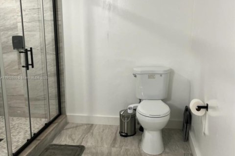 Condo in Miami, Florida, 2 bedrooms  № 1953943 - photo 2