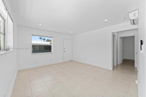 Снять в аренду виллу или дом в Норт-Майами-Бич, Флорида 2 спальни, 152.64м2, № 1980325 - фото 3
