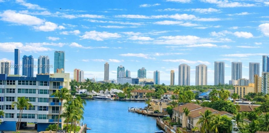 Кондоминиум с 2 спальнями в Норт-Майами-Бич, Флорида № 2067806