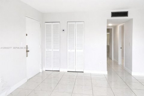 Купить кондоминиум в Норт-Майами-Бич, Флорида 2 спальни, 110.55м2, № 2067806 - фото 3