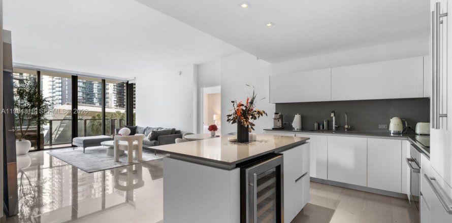 Condo in Miami, Florida, 2 bedrooms  № 2047140