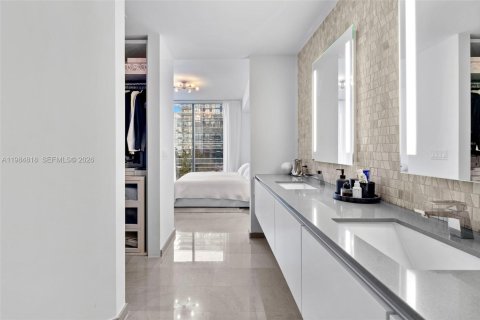 Condo in Miami, Florida, 2 bedrooms  № 2047140 - photo 13