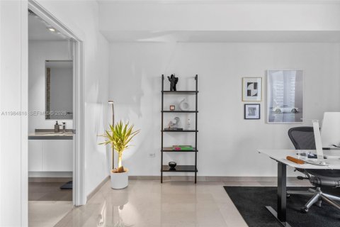 Condo in Miami, Florida, 2 bedrooms  № 2047140 - photo 21