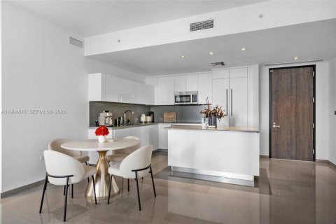 Condo in Miami, Florida, 2 bedrooms  № 2047140 - photo 2