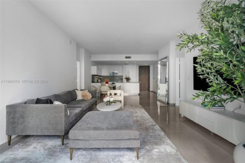 Condo in Miami, Florida, 2 bedrooms  № 2047140 - photo 8