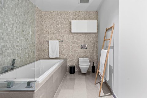 Condo in Miami, Florida, 2 bedrooms  № 2047140 - photo 15