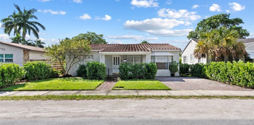 House in Hollywood, Florida 2 bedrooms, 123.37 sq.m. № 2013478