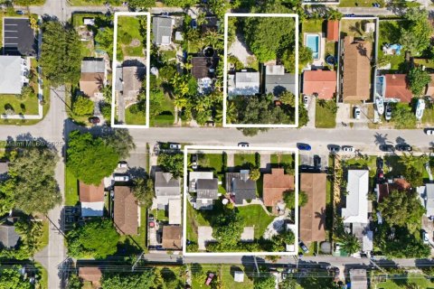 House in Hollywood, Florida 2 bedrooms, 123.37 sq.m. № 2013478 - photo 6