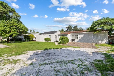 House in Hollywood, Florida 2 bedrooms, 123.37 sq.m. № 2013478 - photo 13