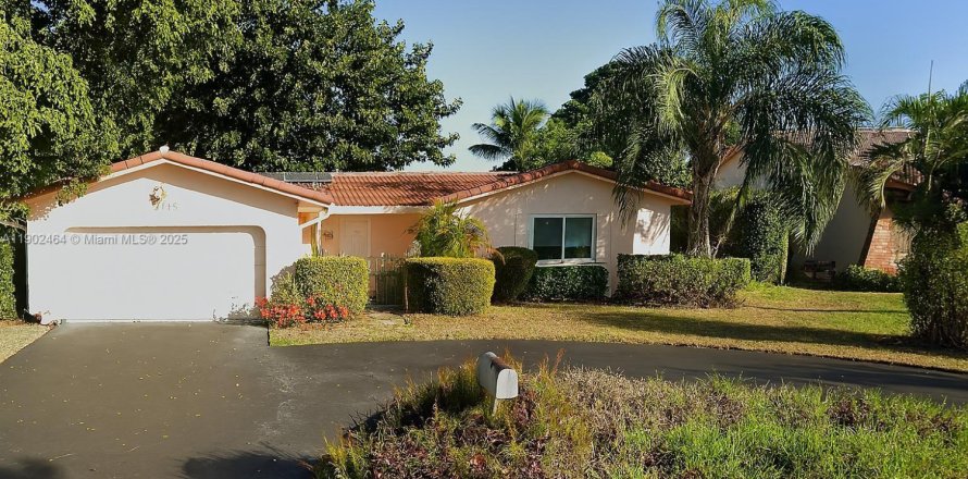 House in Coral Springs, Florida 4 bedrooms, 171.03 sq.m. № 1955212