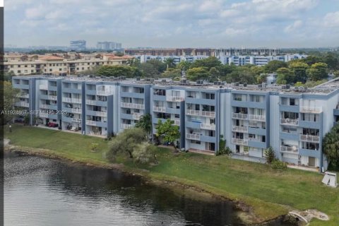 Copropriété à louer à Miami, Floride: 4 chambres, 139.54 m2 № 1989273 - photo 2