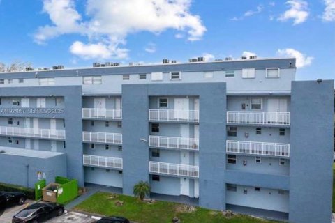 Copropriété à louer à Miami, Floride: 4 chambres, 139.54 m2 № 1989273 - photo 1