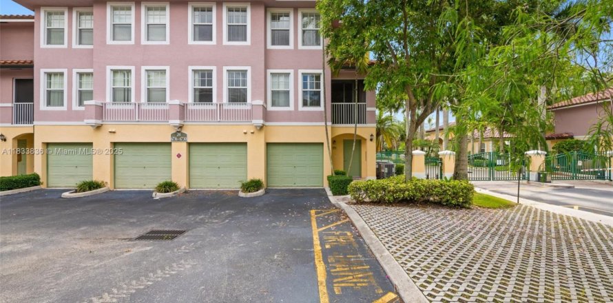 Townhouse in Coral Springs, Florida 2 bedrooms, 117.8 sq.m. № 1813882