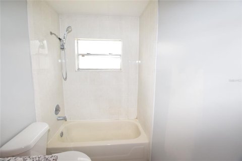 House in Orlando, Florida 3 bedrooms, 97.55 sq.m. № 2394178 - photo 23