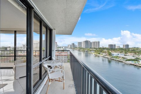 Condo in Hallandale Beach, Florida, 2 bedrooms  № 2186054 - photo 7