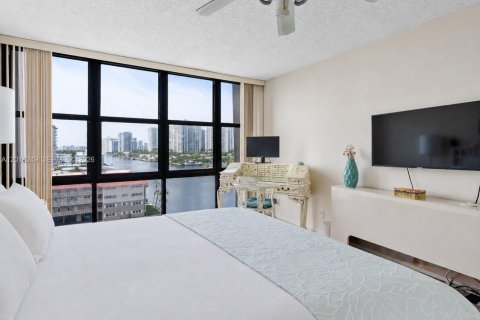 Condo in Hallandale Beach, Florida, 2 bedrooms  № 2186054 - photo 17