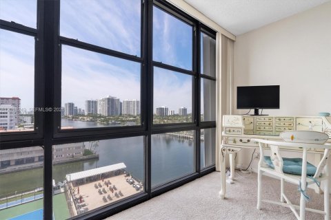 Condo in Hallandale Beach, Florida, 2 bedrooms  № 2186054 - photo 18