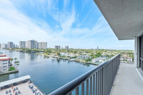 Condo in Hallandale Beach, Florida, 2 bedrooms  № 2186054 - photo 8