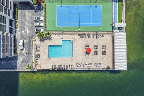 Condo in Hallandale Beach, Florida, 2 bedrooms  № 2186054 - photo 27