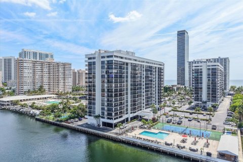 Condo in Hallandale Beach, Florida, 2 bedrooms  № 2186054 - photo 22