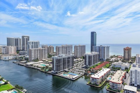 Condo in Hallandale Beach, Florida, 2 bedrooms  № 2186054 - photo 25