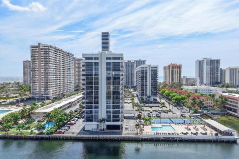 Condo in Hallandale Beach, Florida, 2 bedrooms  № 2186054 - photo 23