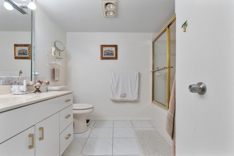 Condo in Hallandale Beach, Florida, 2 bedrooms  № 2186054 - photo 20