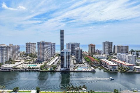 Condo in Hallandale Beach, Florida, 2 bedrooms  № 2186054 - photo 24