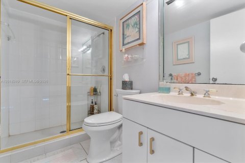 Condo in Hallandale Beach, Florida, 2 bedrooms  № 2186054 - photo 15