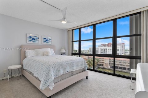 Condo in Hallandale Beach, Florida, 2 bedrooms  № 2186054 - photo 13