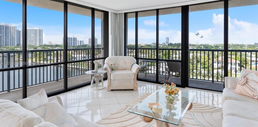 Condo in Hallandale Beach, Florida, 2 bedrooms  № 2186054
