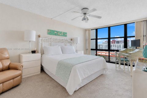 Condo in Hallandale Beach, Florida, 2 bedrooms  № 2186054 - photo 16