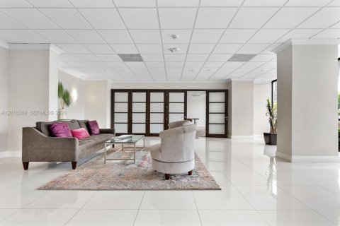 Condo in Hallandale Beach, Florida, 2 bedrooms  № 2186054 - photo 30