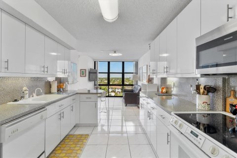 Condo in Hallandale Beach, Florida, 2 bedrooms  № 2186054 - photo 11