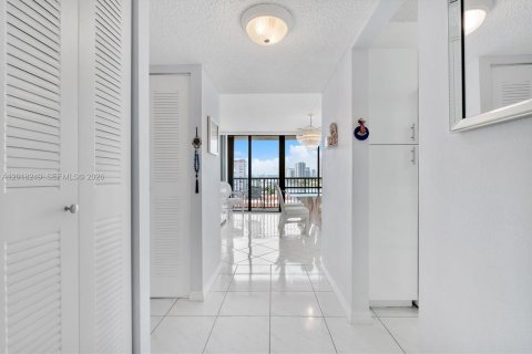 Condo in Hallandale Beach, Florida, 2 bedrooms  № 2186054 - photo 2