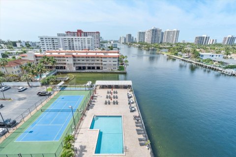 Condo in Hallandale Beach, Florida, 2 bedrooms  № 2186054 - photo 9