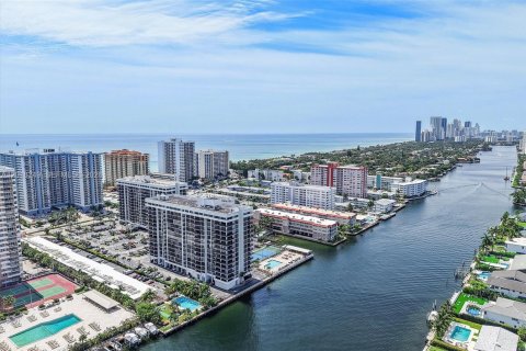 Condo in Hallandale Beach, Florida, 2 bedrooms  № 2186054 - photo 26