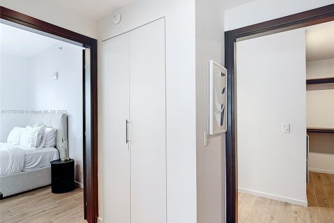 Condo in Miami, Florida, 3 bedrooms  № 1863591 - photo 24