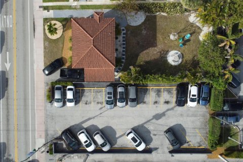 Commercial property in Lauderdale-by-the-Sea, Florida № 2146223 - photo 2