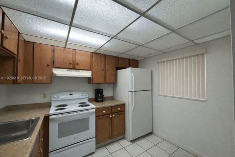 Condo in Miami, Florida, 2 bedrooms № 1990061 - photo 2