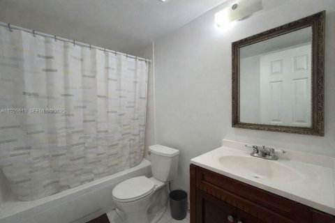 Condo in Miami, Florida, 2 bedrooms № 1990061 - photo 6