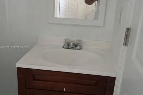 Condo in Miami, Florida, 2 bedrooms № 1990061 - photo 5